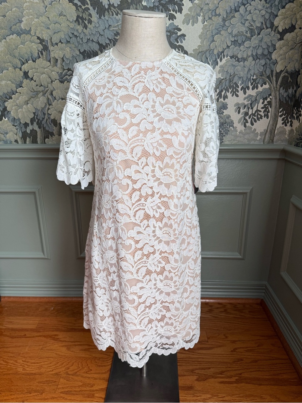 NWT Vince Camuto White Lace Short Sleeve Shift Dress size 4